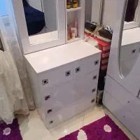 تخت دو نفره به همراه میز آرایش و کمد لباس