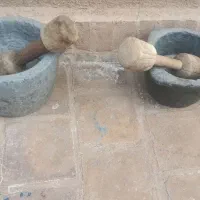 هاون سنگی با دسته چوبی