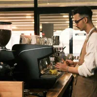 استخدام مدرس و متصدی کافی شاپ باریستا بارتندر