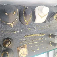 طلا دست دو200 تومن بالا تابلو