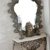 اینه وشمعدان وساعت وکنسول سنگی