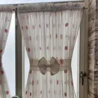 پرده حریر سفید با توپک های صورتی