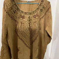 پیراهن هندی رنگ کرم گلدوزی شده