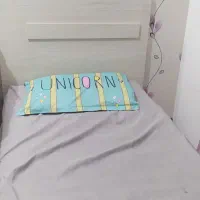 یک عدد تخت تک نفره ویک تخت کودک