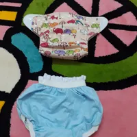 یک جفت شورت آموزشی کودک مارک دار. نو