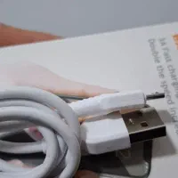 تعدادی کابل اندروید و اسپیکر لپ تاب