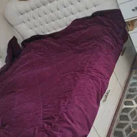 تخت خواب دونفره و میز ارایش و دوتا پاتختی