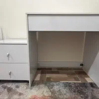 میز سفید کاملا سالم و تمیز