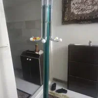 جا لباسی ایستاده