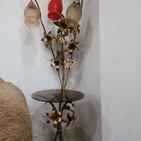 آباژور ایستاده کنار مبلی