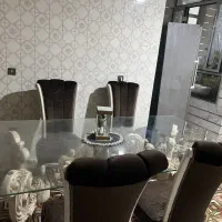 میز ناهار خوری 8 نفره با چهار صندلی در حد نو