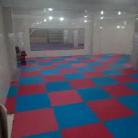 سالن بزرگ زیرزمین همراه با مغازه