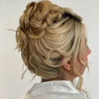 خدمات شنیون عروس ‌و همراه (راضیه نوروزی)