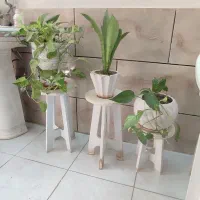 گل طبیعی با گلدون سرامیکی و سه پایه چوبی