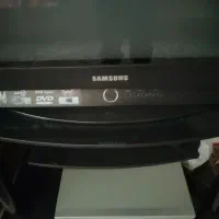 تلویزیون و به همراه میز تلویزیون و گیرنده دیجیتال