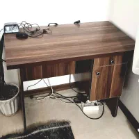 میز تحریر و کامپیوتر در حد نو ۱متری