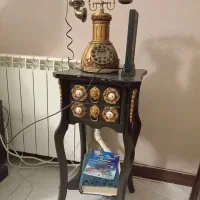 میز تلفن با تلفن