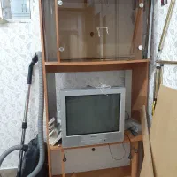 تلوزیون سالم به همراه میز