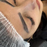 استخدام ابروکار حرفهای در سالن تخصصی