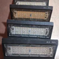 سه عدد پروژکتور رنگی و ۱۰ عدد پنل