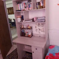 میز تحریر و کتابخانه