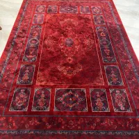 فرش ماشینی دستباف گونه لاکی ۱۲۰۰ شانه جنس اکرولیک