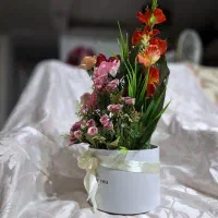 یک باکس گل مصنوعی نو، مناسب کادو و هدیه|صنایع دستی و سایر لوازم تزئینی|رشت, حسین آباد|دیوار