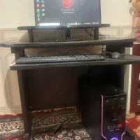 کامپیوتر همراه با میز