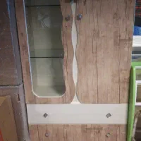 کمد لباس و میز تحریر شیک و تمیز