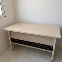 میز اداری و چراغ معاینه در حد نو