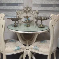 میزغذاخوری ۳نفره تمیزوبه همراه ۲عددگل