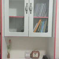میز تحریر و کتابخانه