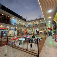 مغازه ۴۰ متری در چهار باغ عباسی پاساژ شکری