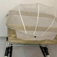 گهواره کنارتخت مادر