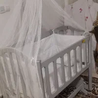 تخت کنار مادر