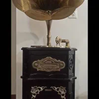 گرامافون ایستاده
