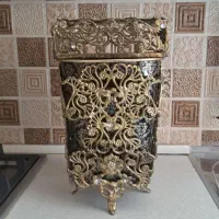 سطل زباله و جا دستمالی به همراه ساعت برنجی