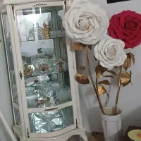 ساعت ایستاده و گل و ویترین بوفه