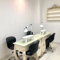 اجاره میز ناخن در اتاق