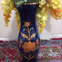گل مصنوعی به همراه گلدان