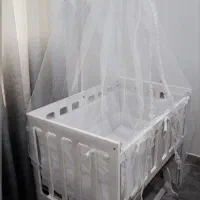 تخت گهواره شو کنار مادر