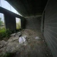 زمین مسکونی با یک بنای نیمه کاره مهندسی ساخت