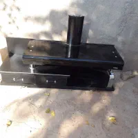 یک میز سیاه صحیح سالم