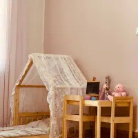 تخت،میز تحریر و رگال مونته سوری