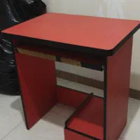 میز کامپیوتر قرمز