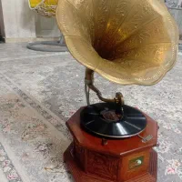 گرامافون قدیمی|کلکسیون اشیاء عتیقه|رباط‌کریم, رباط‌کریم|دیوار