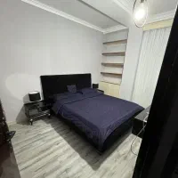 دو عدد آباژور کنار تختی