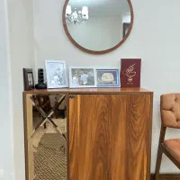 جاکفشی و میز تلویزیون