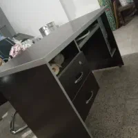 میز تحریر و کامپیوتر