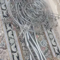 تعدادی مجسمه وسطل آشغال